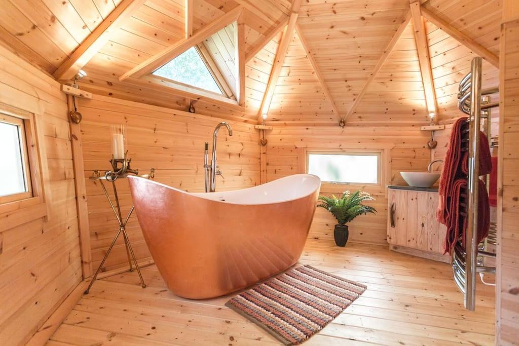 Romantic Treehouse With Hot Tub & Bbq Lodge Praze an Beeble Exteriér fotografie